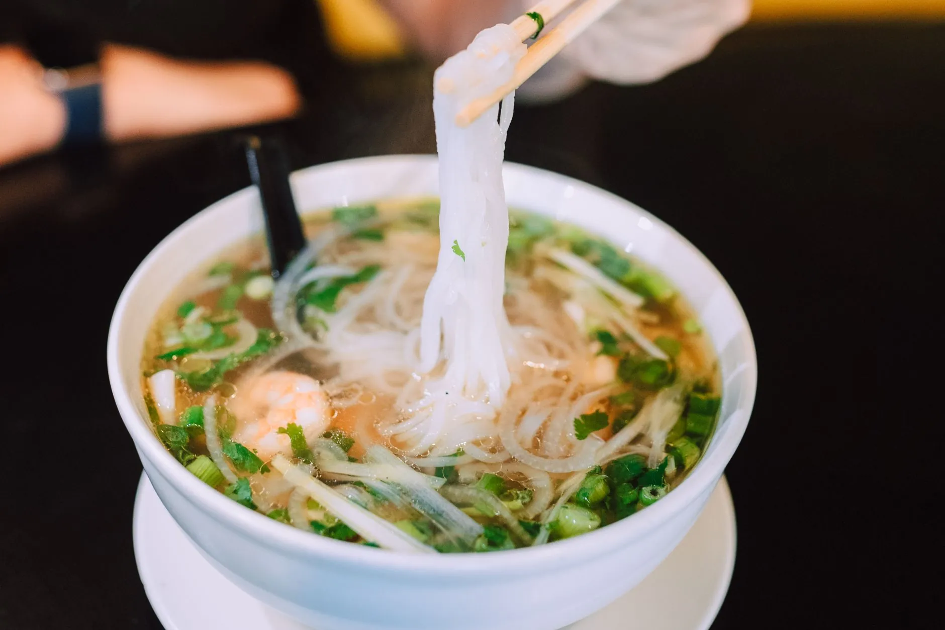福州佐腕装饰柔纱帘与卷帘技术解析：遮光性能与材质对比
