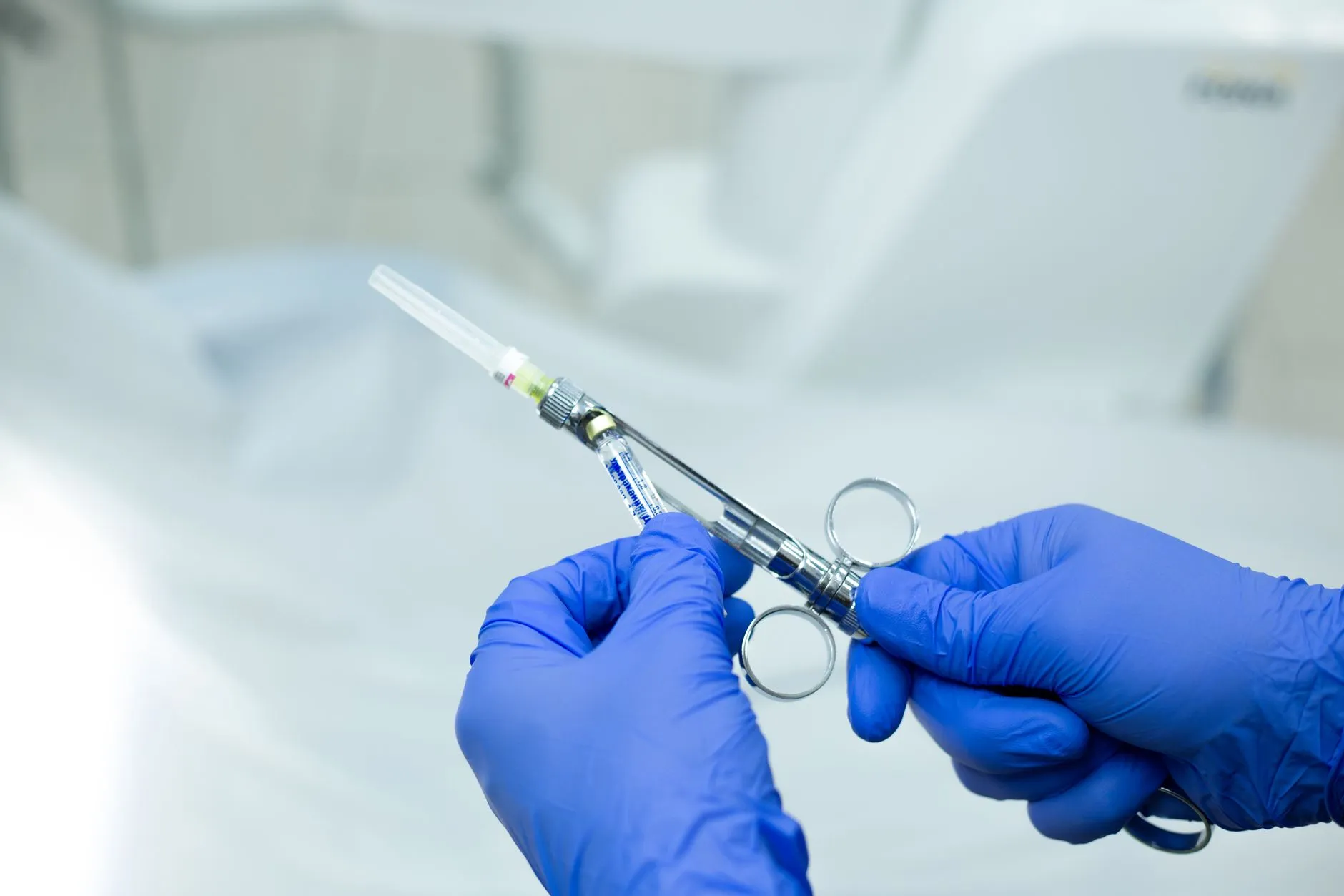 福州佐腕装饰设计：布艺窗帘与百叶窗定制技术特点解析