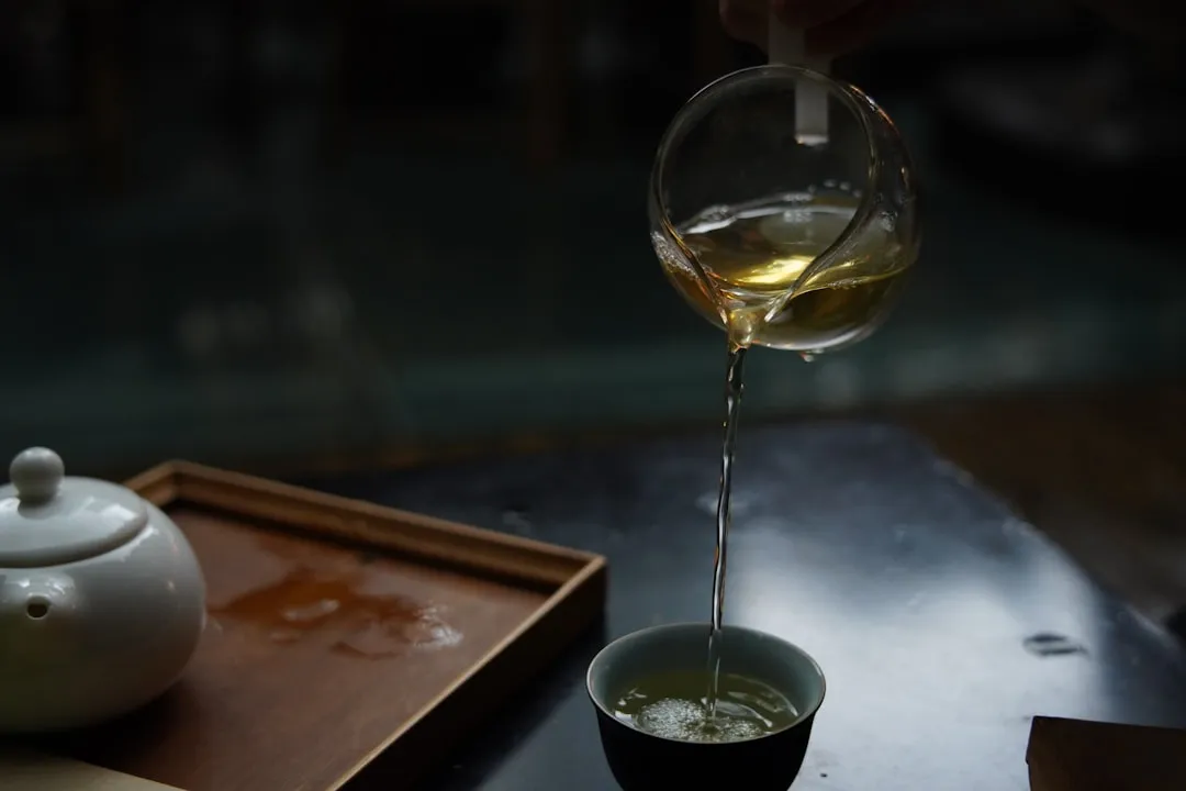 福州窗帘定制方案：布艺窗帘与百叶窗的遮光性能对比分析