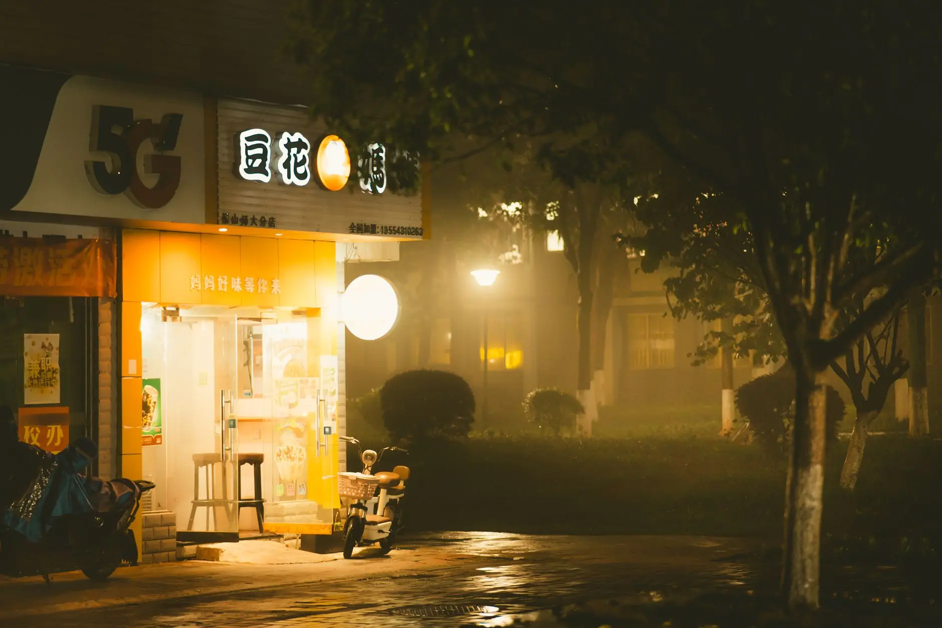 福州窗帘定制方案：布艺窗帘与百叶窗的遮光性能对比分析