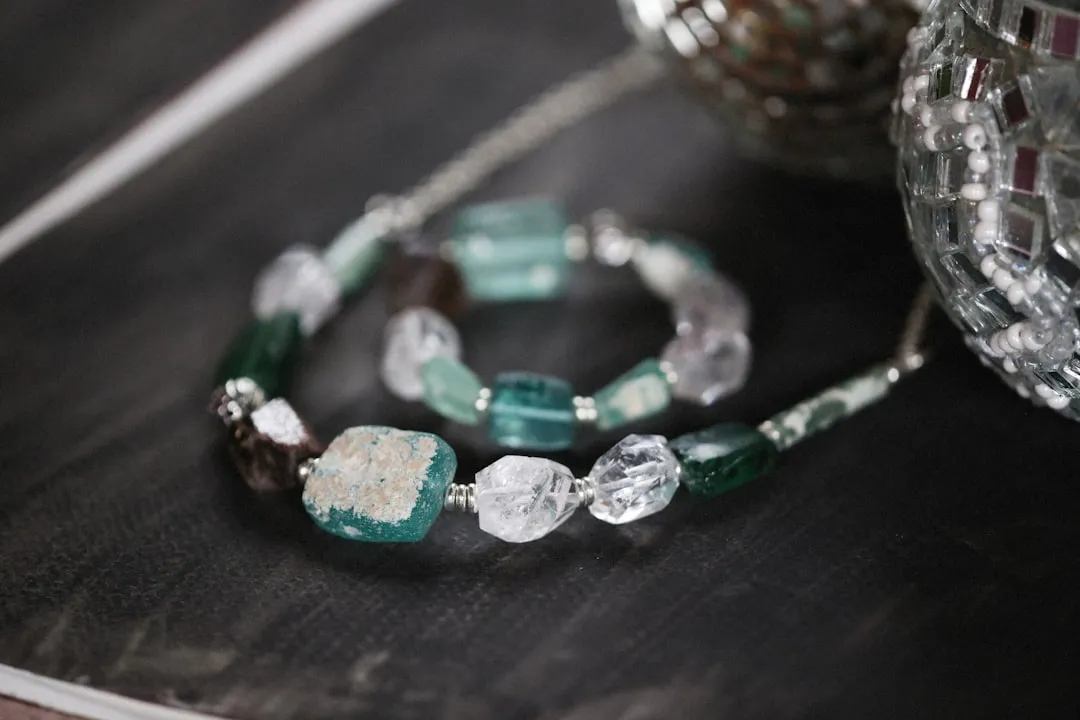 福州佐腕装饰：布艺窗帘与百叶窗定制方案的技术要点解析